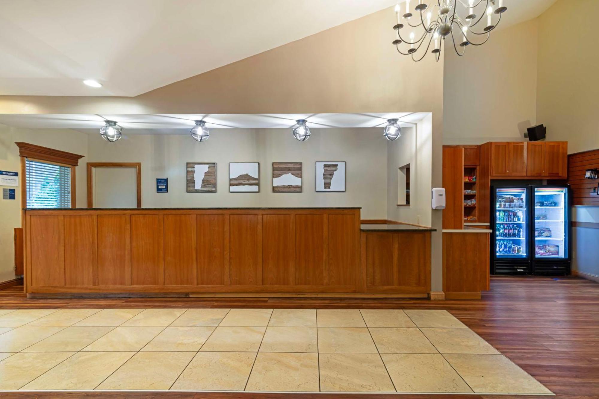Best Western Plus Windjammer Inn & Conference Center Burlington Buitenkant foto