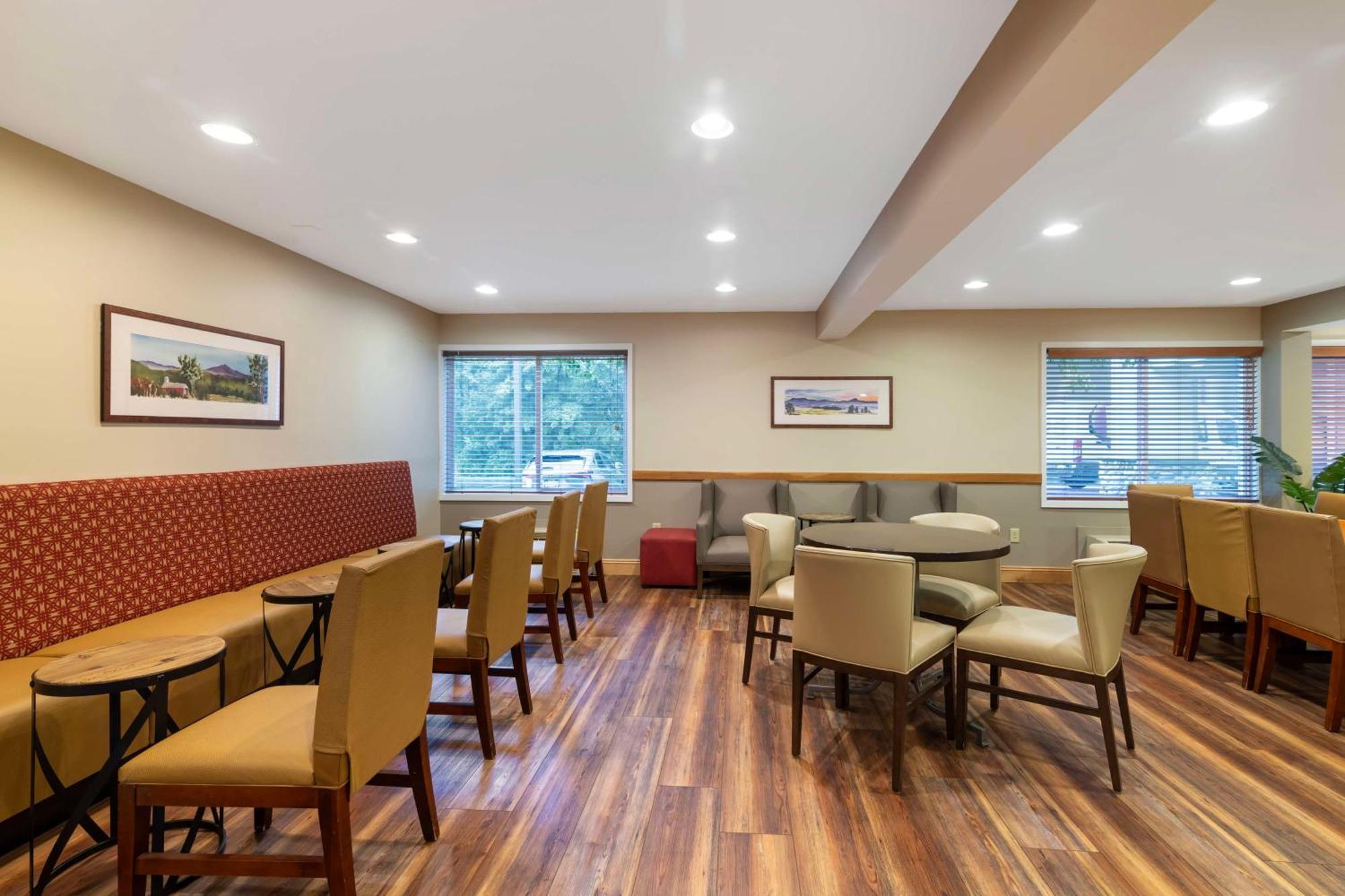 Best Western Plus Windjammer Inn & Conference Center Burlington Buitenkant foto