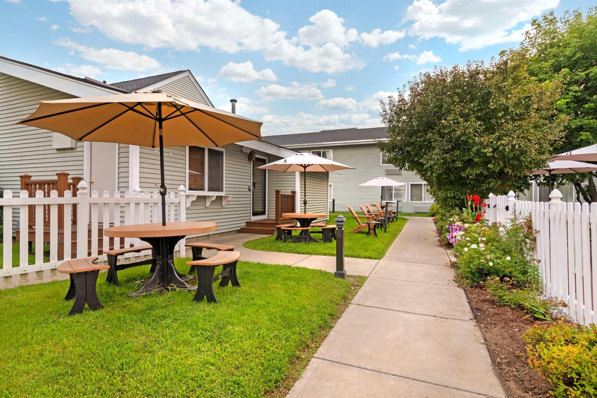 Best Western Plus Windjammer Inn & Conference Center Burlington Buitenkant foto